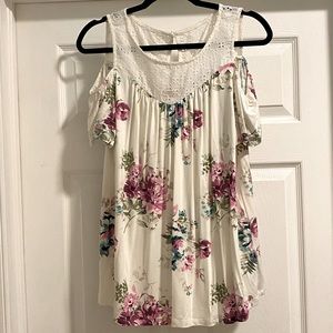 Torrid size 00 floral and lace cold shoulder tee